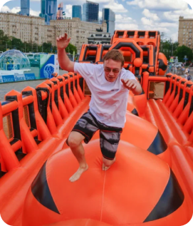 Парк аттракционов на городском празднике